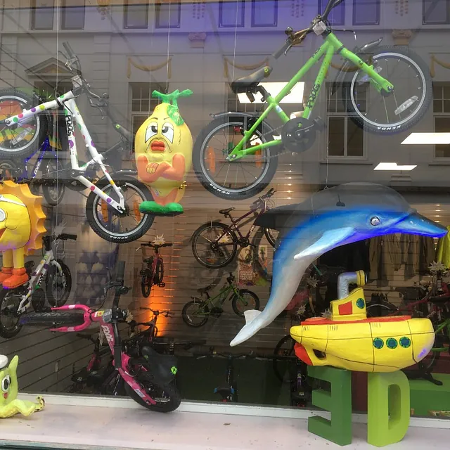 Sykler, ballonger og delfin.